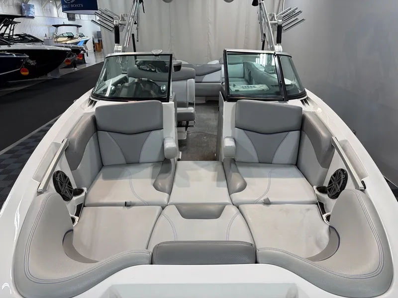 Slide: The Image of MasterCraft X46 2016 - 10