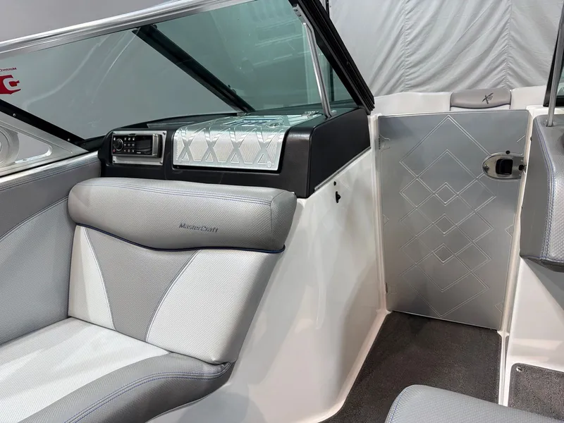 Slide: The Image of MasterCraft X46 2016 - 12