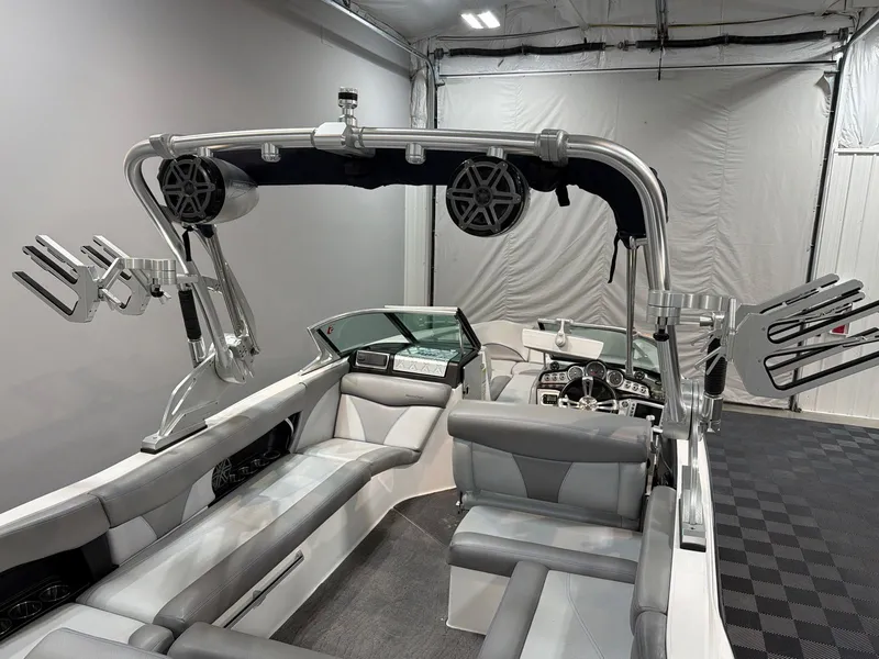 Slide: The Image of MasterCraft X46 2016 - 18