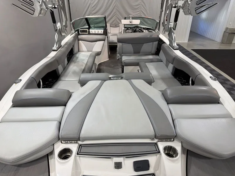 Slide: The Image of MasterCraft X46 2016 - 6