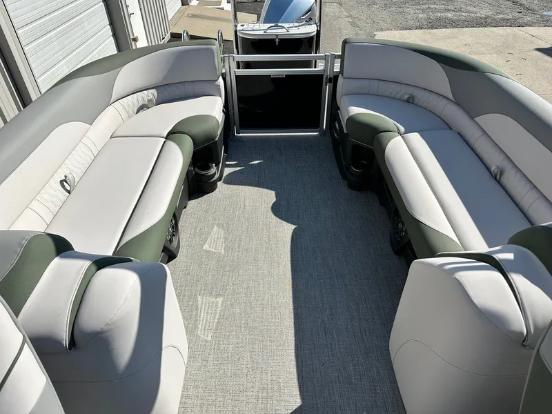 Slide: The Image of Avalon LSZ Quad Lounger 25FT 2026 - 11