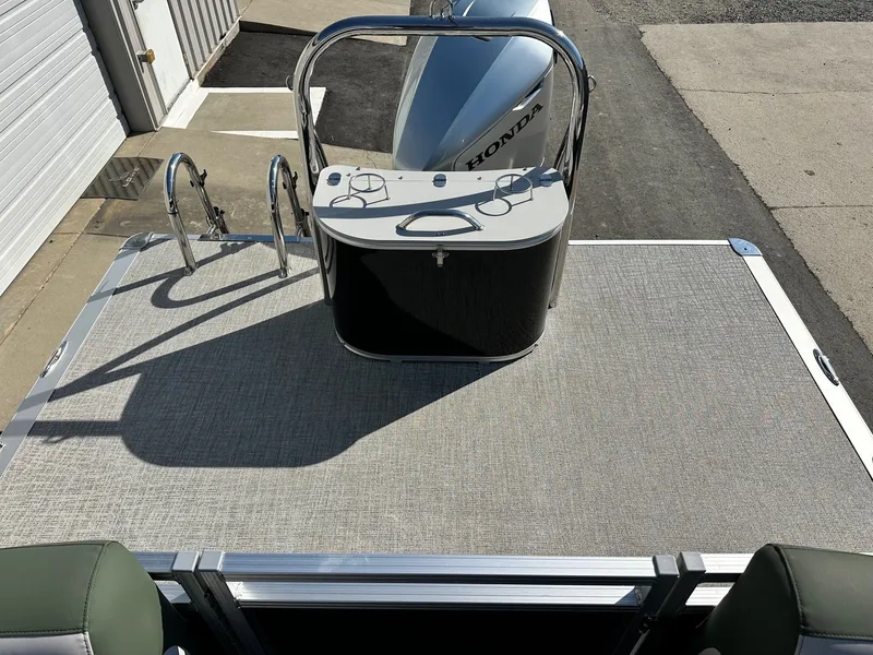 Slide: The Image of Avalon LSZ Quad Lounger 25FT 2026 - 12