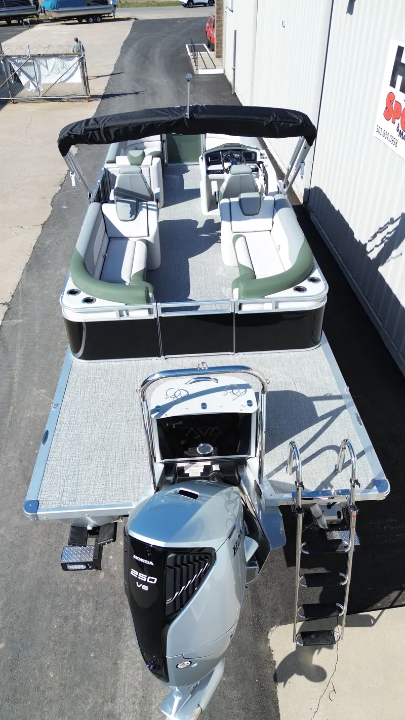 Slide: The Image of Avalon LSZ Quad Lounger 25FT 2026 - 15