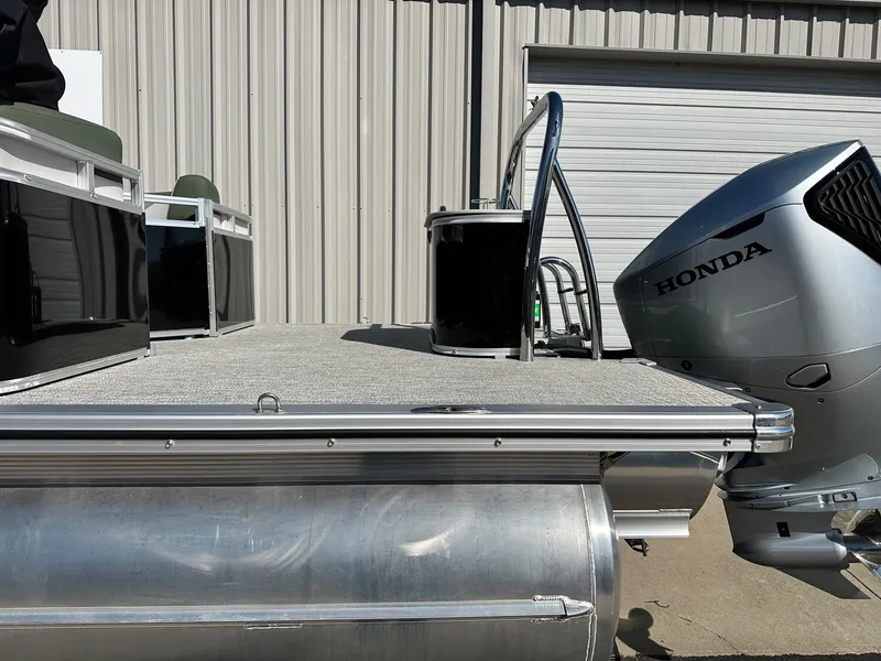 Slide: The Image of Avalon LSZ Quad Lounger 25FT 2026 - 5