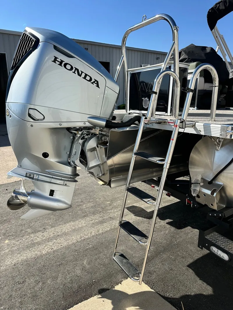 Slide: The Image of Avalon LSZ Quad Lounger 25FT 2026 - 6