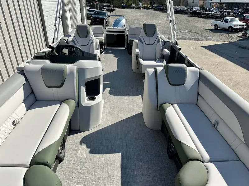 Slide: The Image of Avalon LSZ Quad Lounger 25FT 2026 - 7