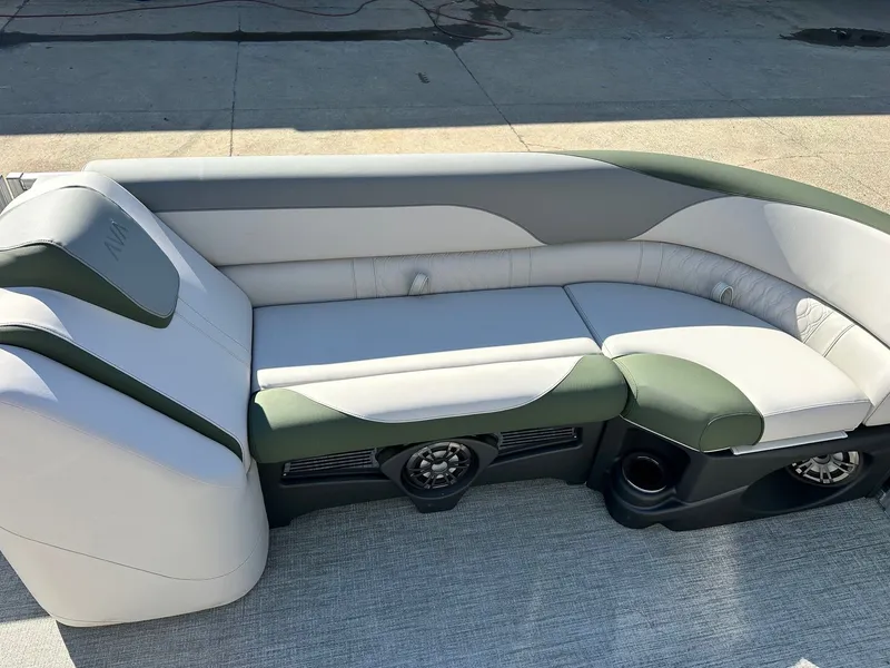 Slide: The Image of Avalon LSZ Quad Lounger 25FT 2026 - 8