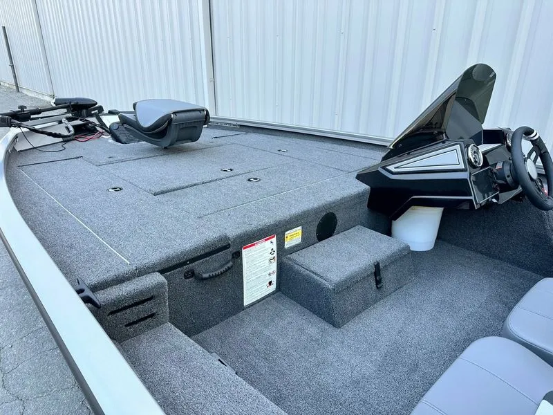 Slide: The Image of Lowe Stinger 195C 2026 - 3