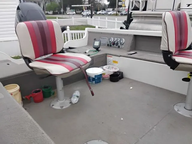 Slide: The Image of Crestliner Fish Hawk 1650 Tiller 2005 - 14