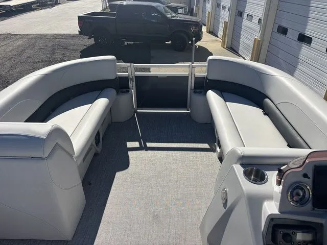 Slide: The Image of Avalon GS Cruise 21 FT 2022 - 12