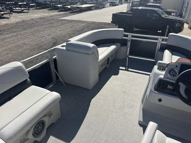 Slide: The Image of Avalon GS Cruise 21 FT 2022 - 17