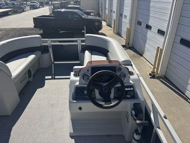 Slide: The Image of Avalon GS Cruise 21 FT 2022 - 20