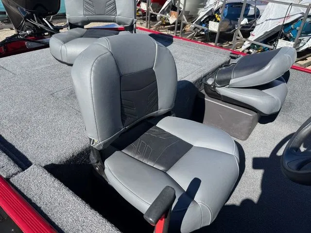 Slide: The Image of Tracker Bass Tracker Classic XL 2021 - 23