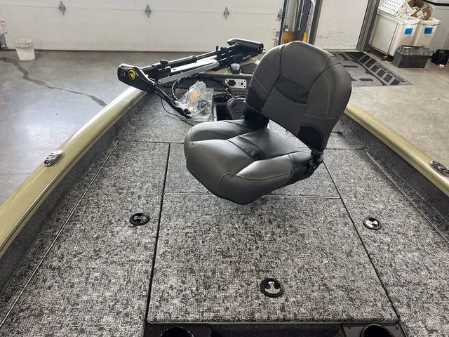 Slide: The Image of Tracker Pro Team 175 2026 - 10