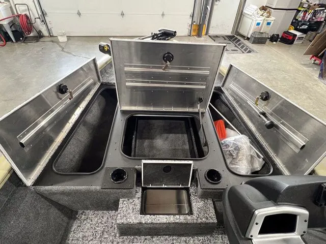 Slide: The Image of Tracker Pro Team 175 2026 - 12