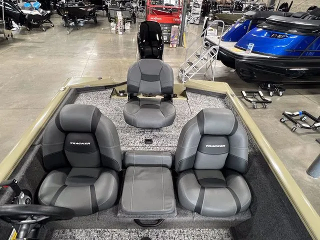 Slide: The Image of Tracker Pro Team 175 2026 - 13