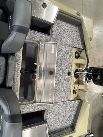 Slide: The Image of Tracker Pro Team 175 2026 - 14