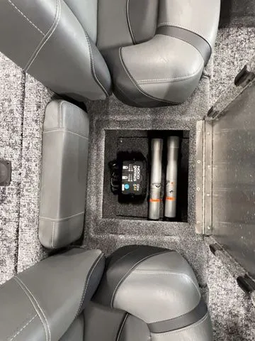 Slide: The Image of Tracker Pro Team 175 2026 - 15