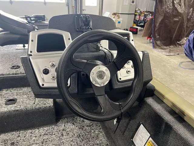 Slide: The Image of Tracker Pro Team 175 2026 - 16