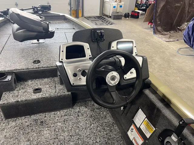 Slide: The Image of Tracker Pro Team 175 2026 - 17