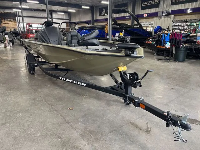 Slide: The Image of Tracker Pro Team 175 2026 - 3