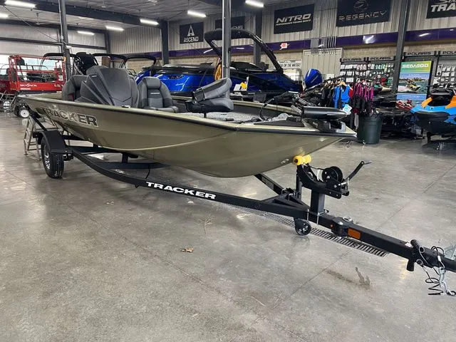 Slide: The Image of Tracker Pro Team 175 2026 - 4