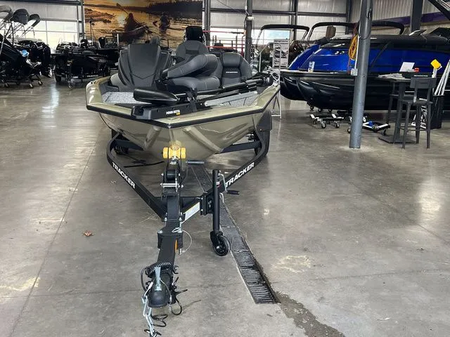 Slide: The Image of Tracker Pro Team 175 2026 - 5