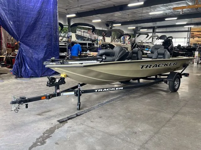 Slide: The Image of Tracker Pro Team 175 2026 - 6