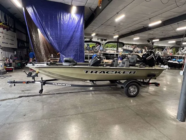 Slide: The Image of Tracker Pro Team 175 2026 - 7