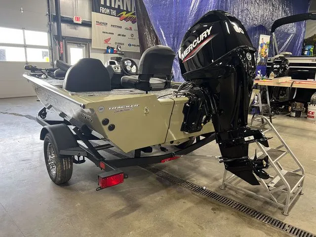 Slide: The Image of Tracker Pro Team 175 2026 - 8