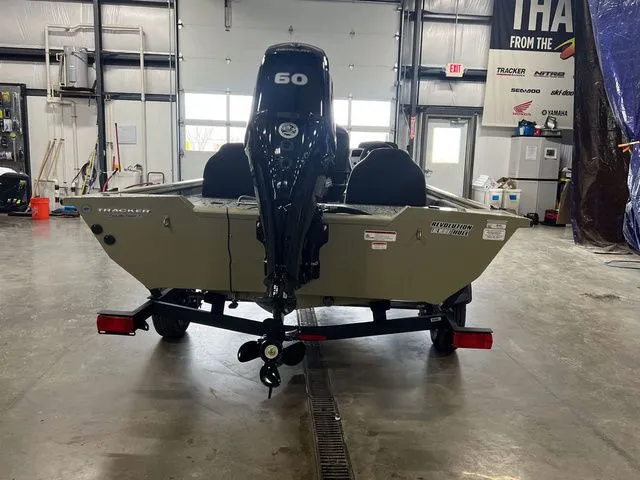 Slide: The Image of Tracker Pro Team 175 2026 - 9