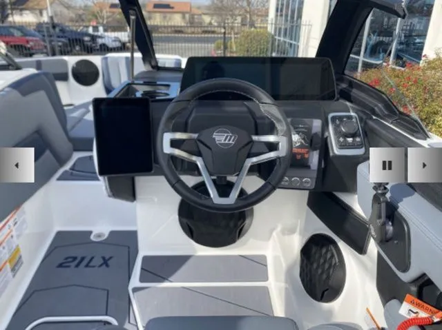 Slide: The Image of Malibu Wakesetter 21 LX 2026 - 14