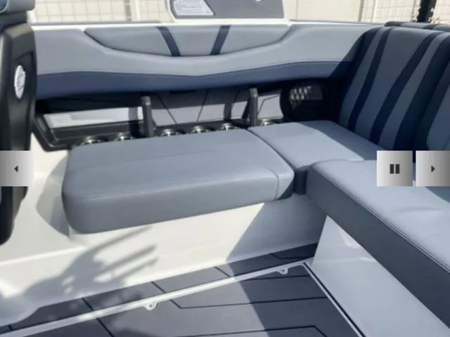 Slide: The Image of Malibu Wakesetter 21 LX 2026 - 15