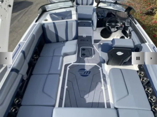 Slide: The Image of Malibu Wakesetter 21 LX 2026 - 18