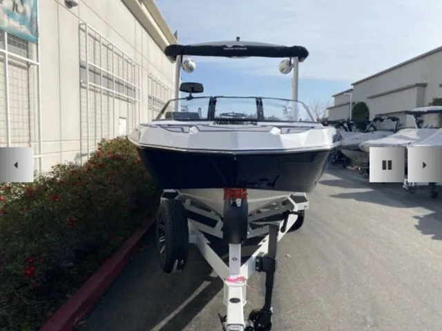 Slide: The Image of Malibu Wakesetter 21 LX 2026 - 20