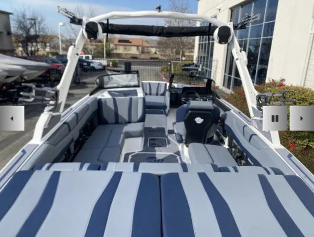 Slide: The Image of Malibu Wakesetter 21 LX 2026 - 9