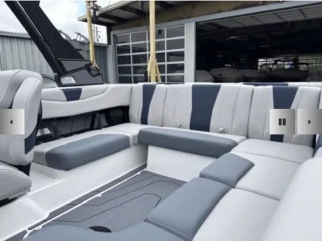 Slide: The Image of Malibu Wakesetter 21 LX 2026 - 10