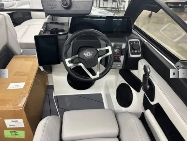 Slide: The Image of Malibu Wakesetter 22 LSV 2026 - 11