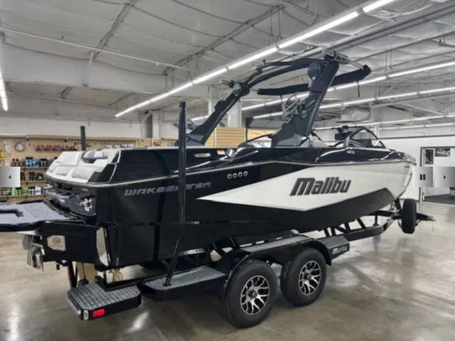 Slide: The Image of Malibu Wakesetter 22 LSV 2026 - 4