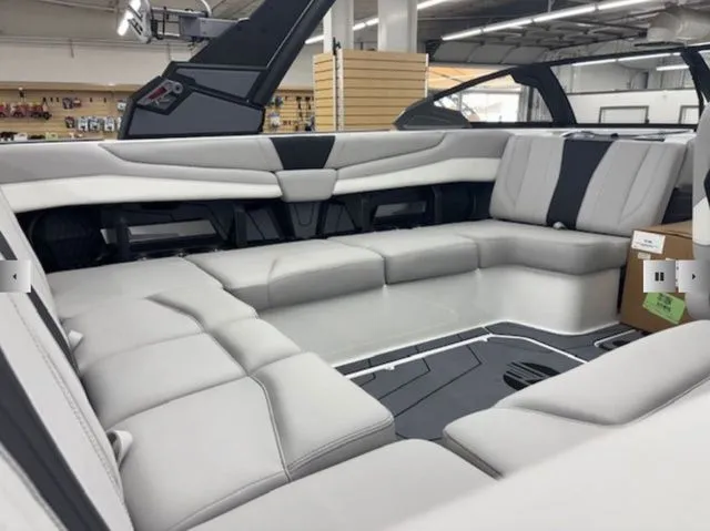 Slide: The Image of Malibu Wakesetter 22 LSV 2026 - 7