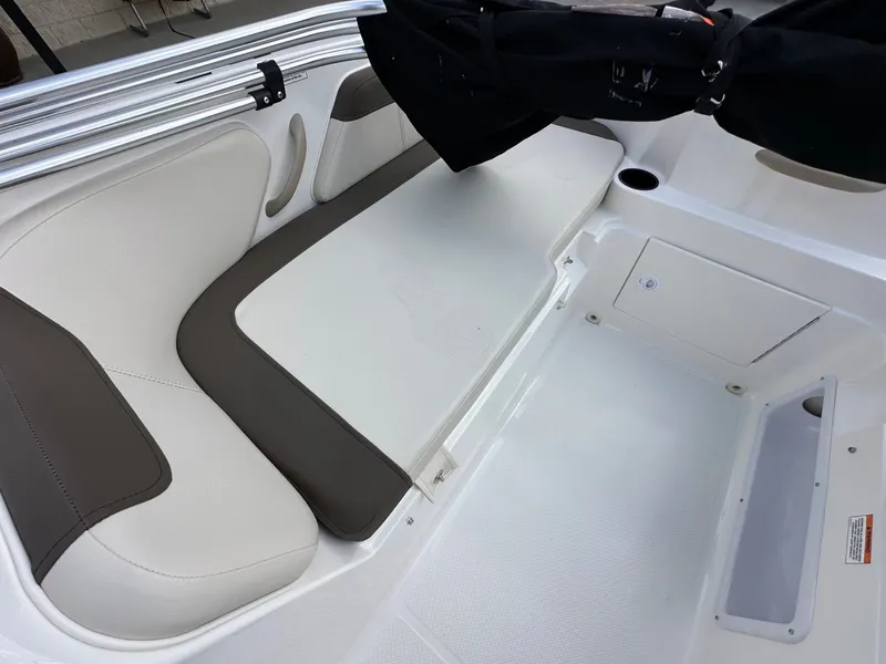 Slide: The Image of Bayliner 180 EL 2021 - 10