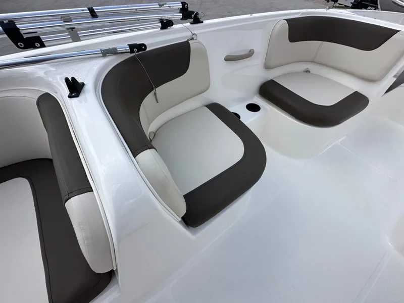 Slide: The Image of Bayliner 180 EL 2021 - 13