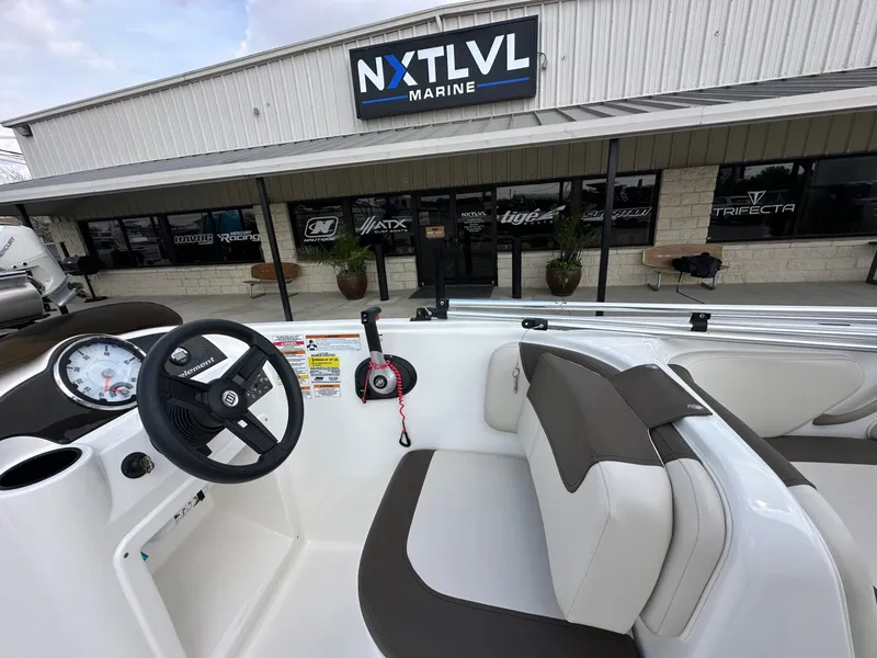 Slide: The Image of Bayliner 180 EL 2021 - 16