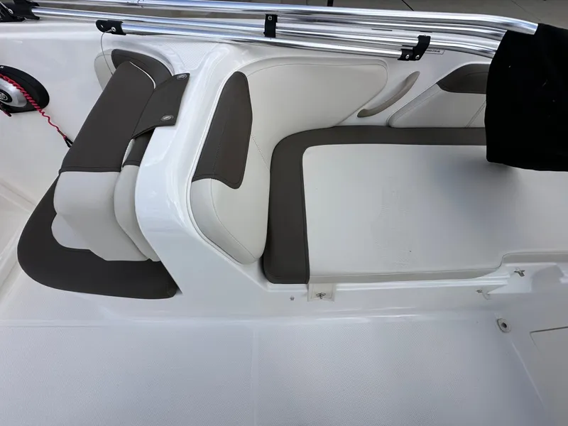 Slide: The Image of Bayliner 180 EL 2021 - 17