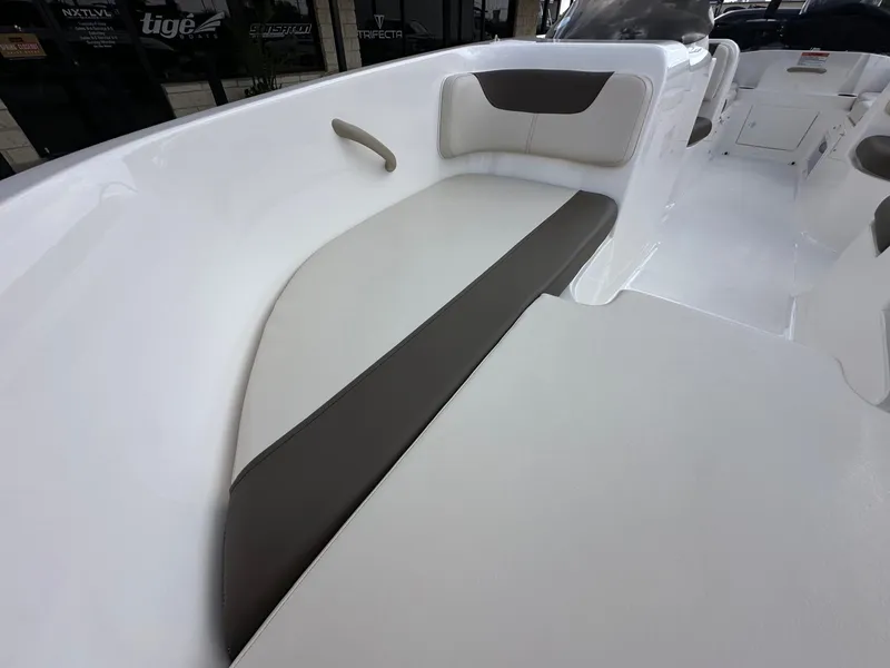 Slide: The Image of Bayliner 180 EL 2021 - 18