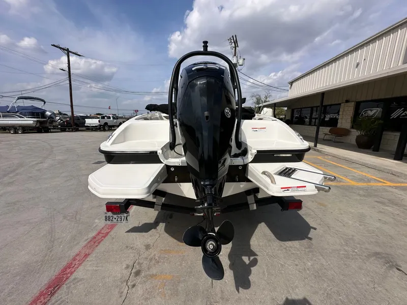 Slide: The Image of Bayliner 180 EL 2021 - 4