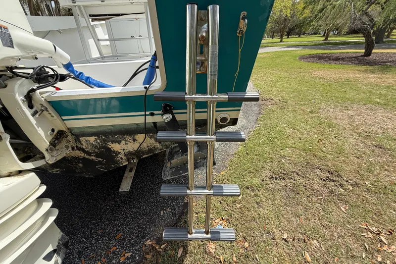 Slide: The Image of 1997 Regulator 23 boat with stainless steel ladder on grassy area. - 27