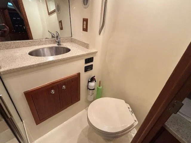 Slide: The Image of Bathroom in Albemarle 36 Express Fisherman 2007 boat. - 15