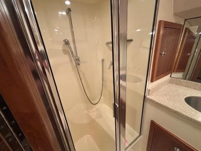 Slide: The Image of Shower in Albemarle 36 Express Fisherman 2007 boat. - 16