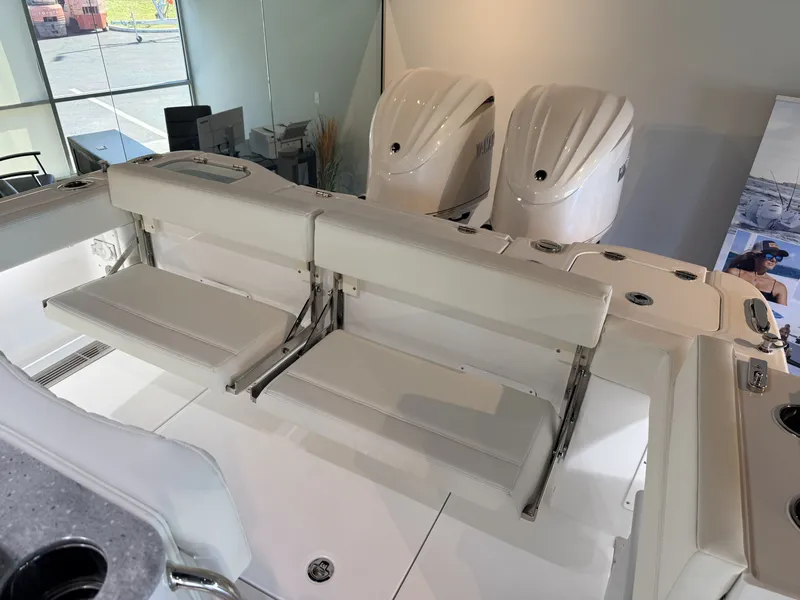 Slide: The Image of Everglades 285 Center Console 2026 - 10